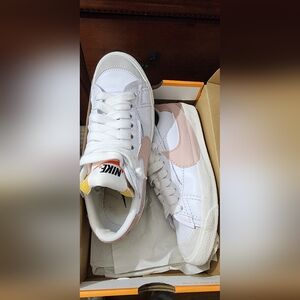 Nike White and Pink Casual Sneakers
